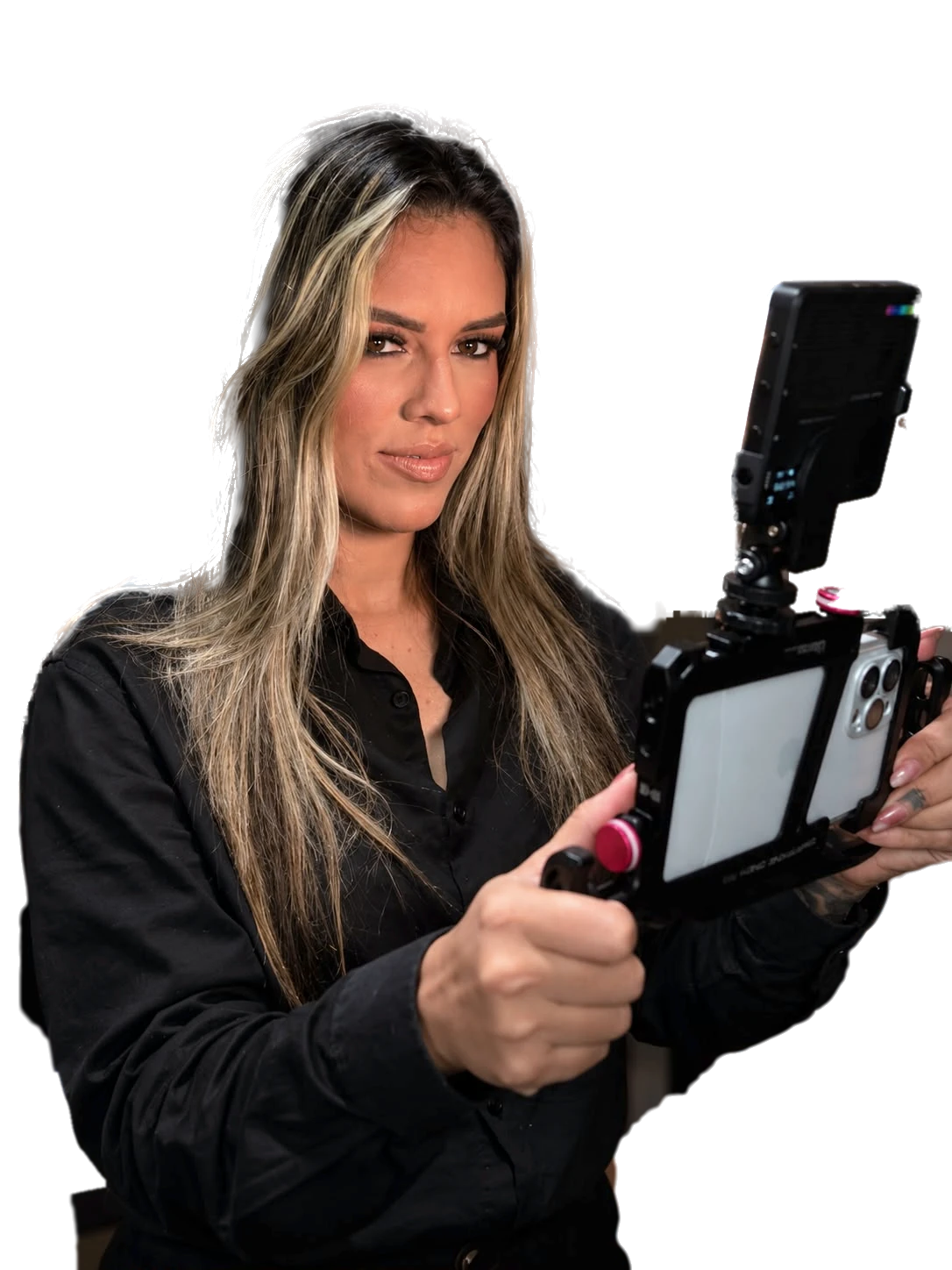Lucimara Hahn segurando o equipamento de gravação com o celular