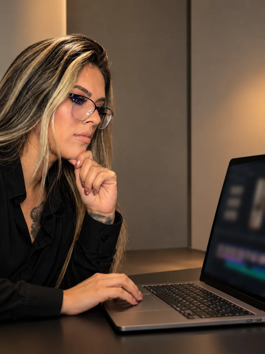 Lucimara editando vídeo no notebook